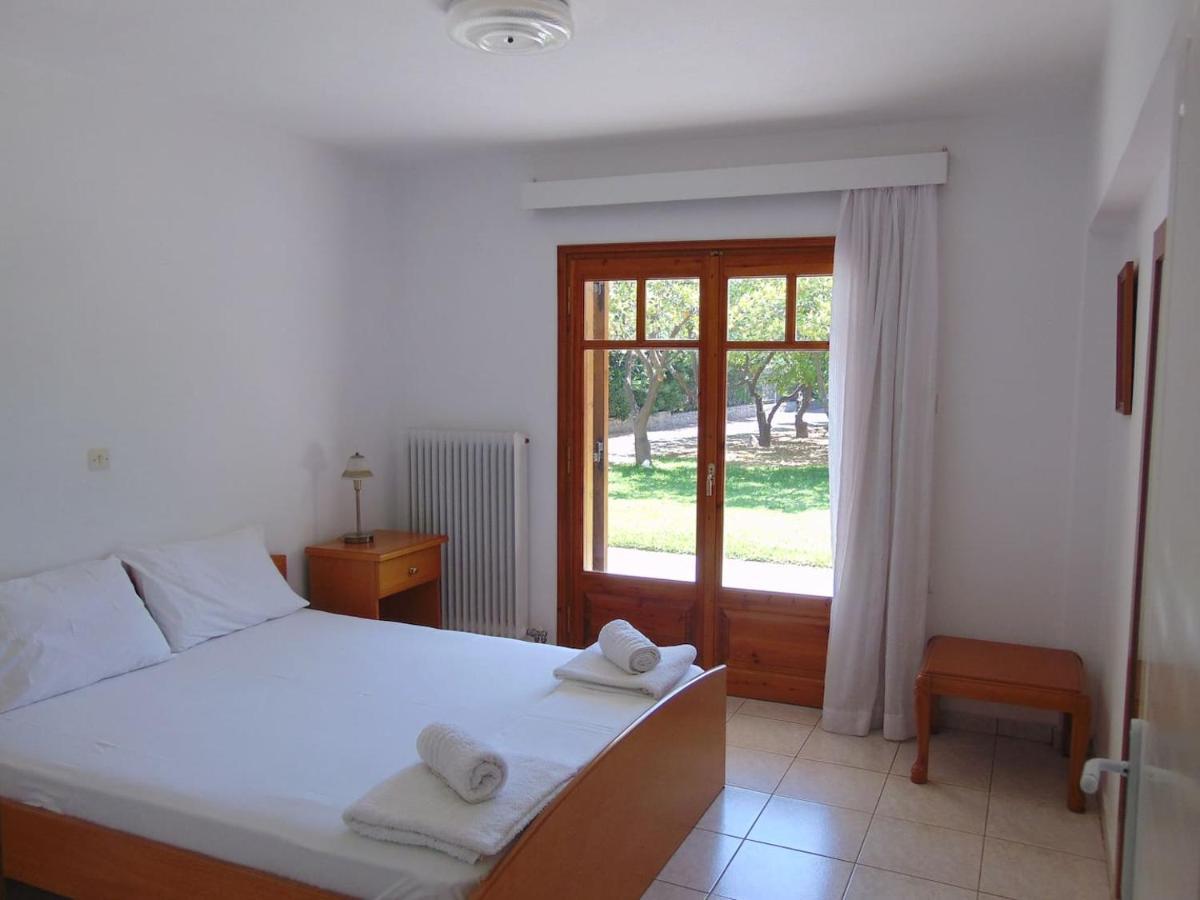 Small Theater Apartment Epidaurus Екстер'єр фото