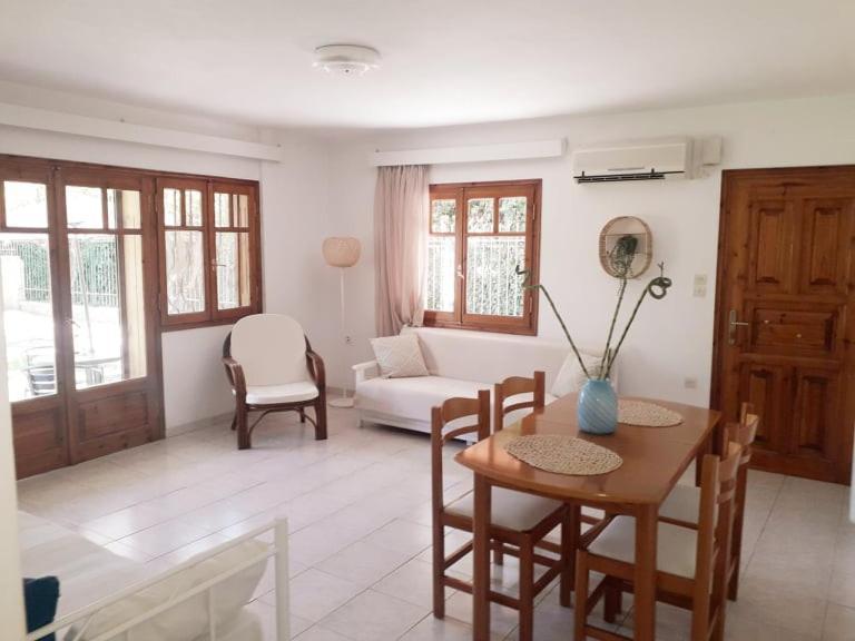 Small Theater Apartment Epidaurus Екстер'єр фото